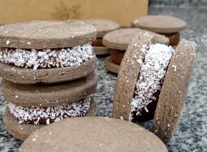 Una foto de Alfajores de Maicena "black"