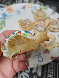 Una foto de Pastelitos express con dulce de peras en microondas