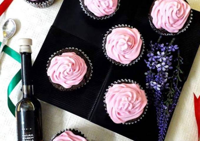 Chocolate Caramel Cupcakes With Strawberry Cream Frosting