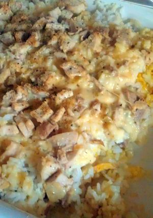 A picture of chicken and rice casserole.