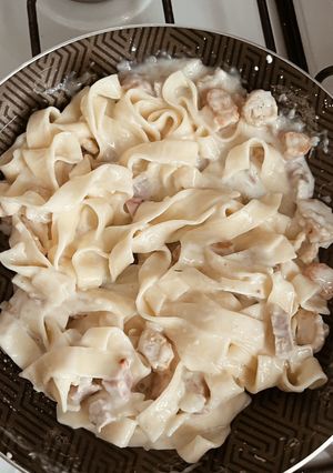 Una foto de Pasta de tira ancha con salsa de pollo y carne
