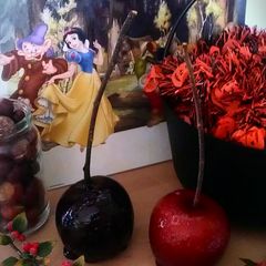 A picture of Vickys Halloween 'Poisoned' Candy Apples GF DF EF SF NF.