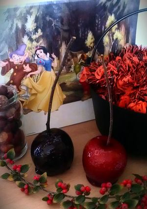 A picture of Vickys Halloween 'Poisoned' Candy Apples GF DF EF SF NF.