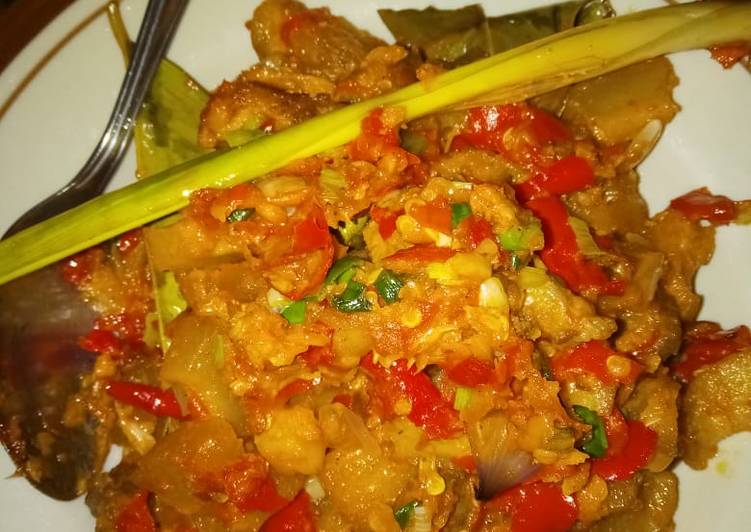 How to Make Delicious Oseng Mercon Kikil