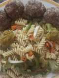 Tornillitos con vegetales oriental y albóndigas