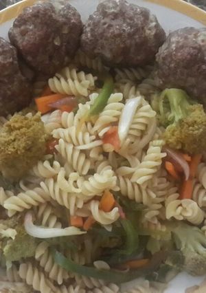 Una foto de Tornillitos con vegetales oriental y albóndigas