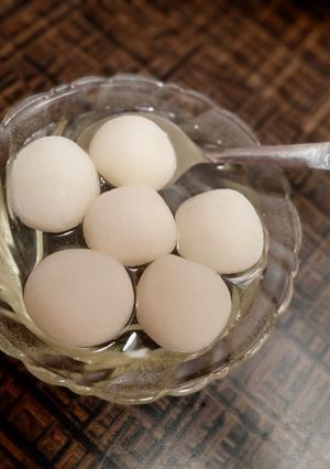 A picture of Rasgulla bengali dish.