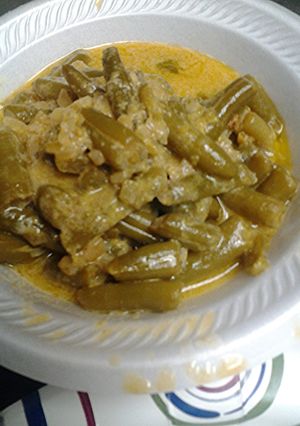 A picture of Green beans and sour cream.