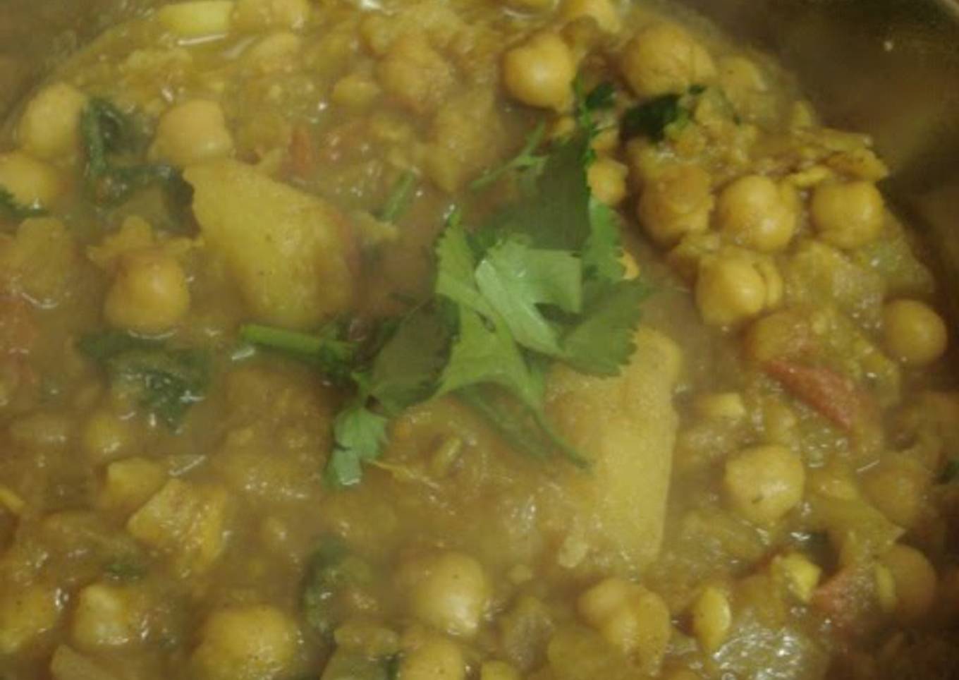 Indian Home-style Curry with Potatoes and Chickpeas