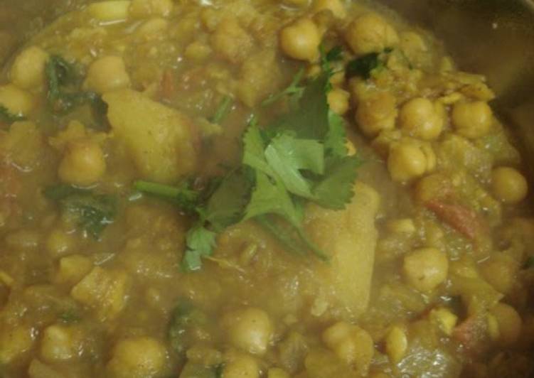 Indian Home-style Curry with Potatoes and Chickpeas