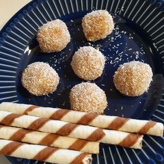 A picture of Choco and cake balls.
