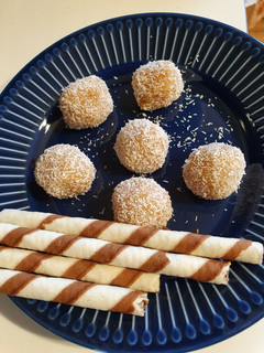 A picture of Choco and cake balls.