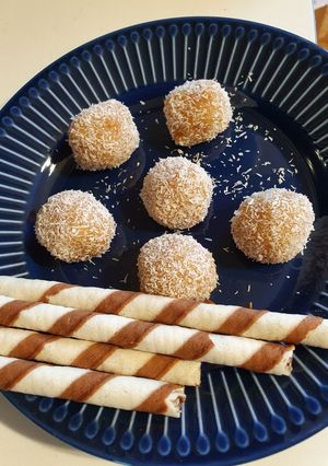 A picture of Choco and cake balls.