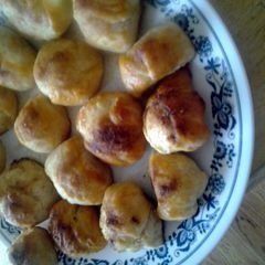 A picture of Carmelas pretzel bits.