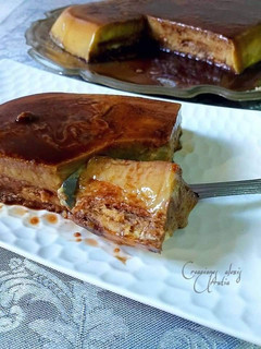 Una foto de Tarta de flan con galletas, harina de almendras y chocolate