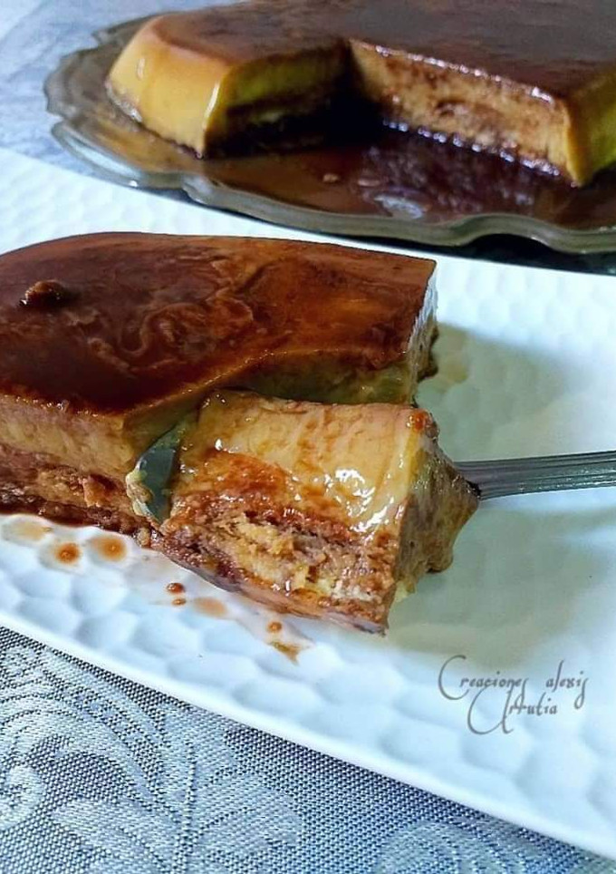 Una foto de Tarta de flan con galletas, harina de almendras y chocolate
