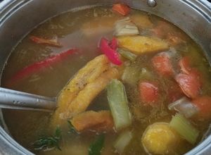Una foto de Sancocho de gallina criolla o de campo y su huevada