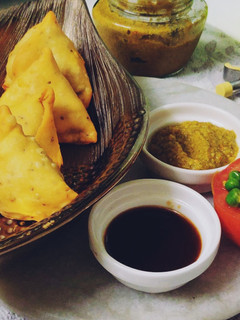 आलू समोसे (Aloo Samose recipe in hindi) रेसिपी मुख्य फोटो
