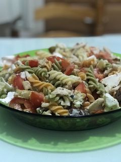 Una foto de Ensalada de pasta con salsa César