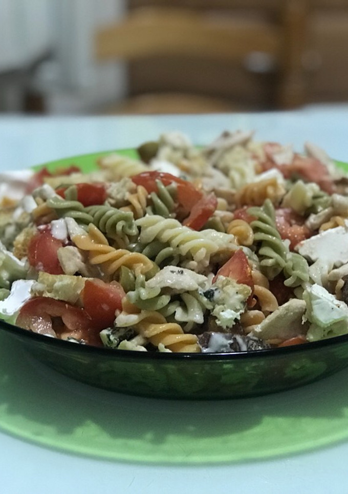 Una foto de Ensalada de pasta con salsa César