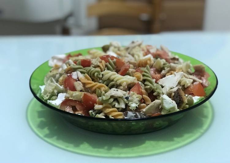 Ensalada de pasta con salsa César