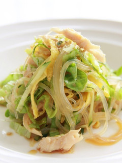 A picture of Chinese-Style Steamed Chicken Salad.