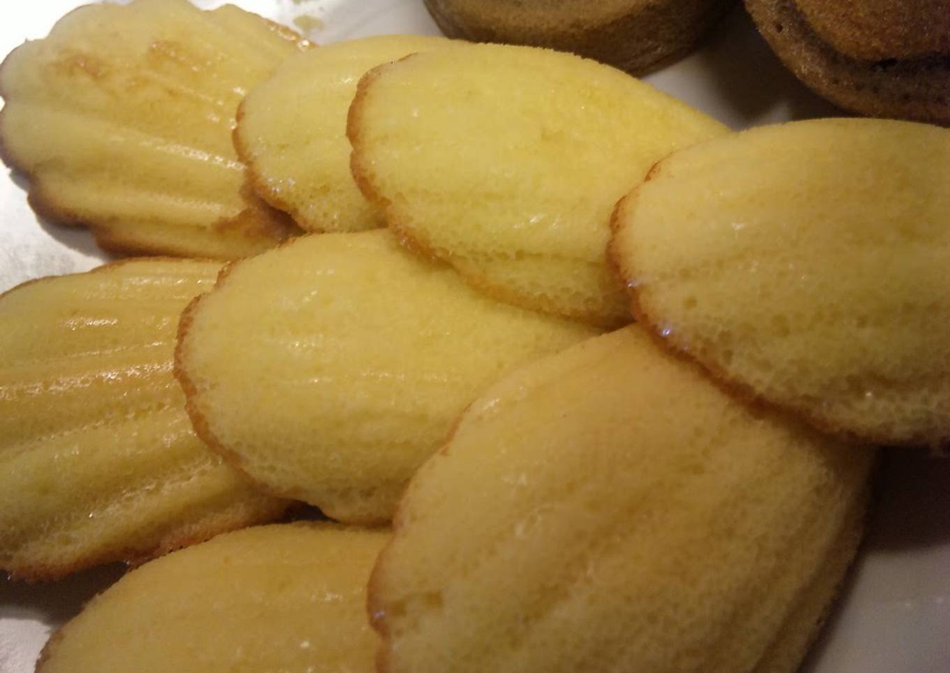 Moist and Fluffy Madeleines with Heavy Cream