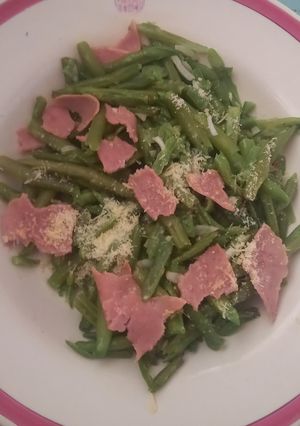 Una foto de Porotos Verdes Fritos con Fiambre