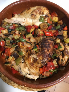 Una foto de Pollo con pisto
