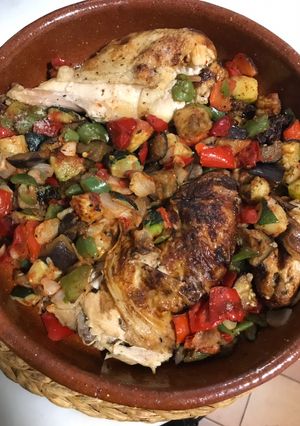 Una foto de Pollo con pisto
