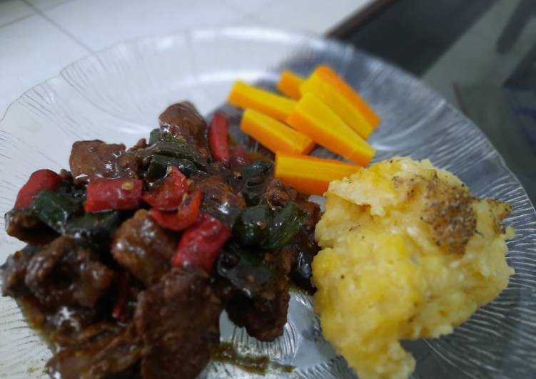 Cara Gampang Menyiapkan Mashed Potato with Black Pepper Beef, Menggugah Selera