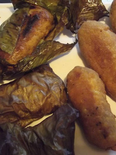 Una foto de Tamal de gambas rellenas de fruta y costra de coco-maíz con salsa de tequila al chocolate enchilado