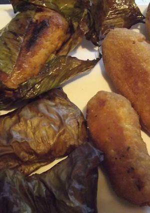 Una foto de Tamal de gambas rellenas de fruta y costra de coco-maíz con salsa de tequila al chocolate enchilado