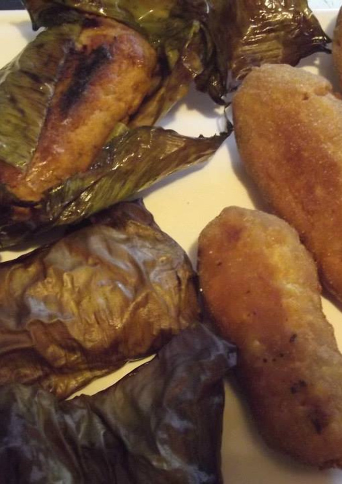Una foto de Tamal de gambas rellenas de fruta y costra de coco-maíz con salsa de tequila al chocolate enchilado