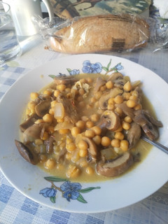 Una foto de Garbanzos con setas