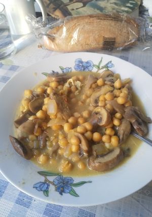 Una foto de Garbanzos con setas