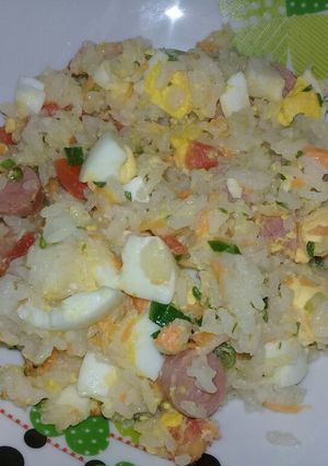 Una foto de Ensalada de arroz, salchichas y huevos
