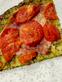 Una foto de Pizza prosciutto de brócoli