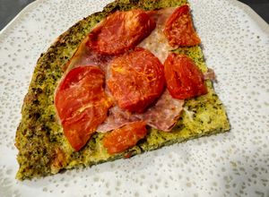 Una foto de Pizza prosciutto de brócoli
