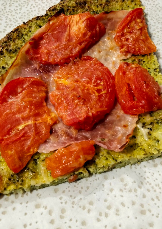 Una foto de Pizza prosciutto de brócoli