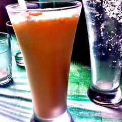 A picture of very easy honeydew honey smoothies.