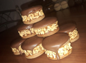 Una foto de Alfajores de chocolate con maní
