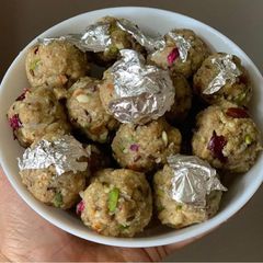A picture of Healthy Oats & Makhana Ladoo With Jaggery.