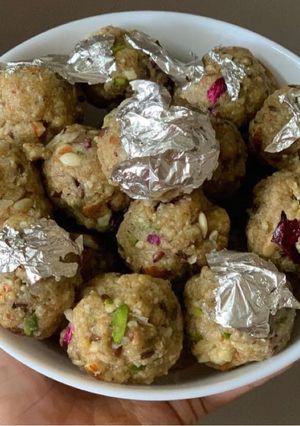 A picture of Healthy Oats & Makhana Ladoo With Jaggery.