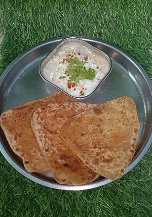 आचार पराठा और खीरे का रायता रेसिपी मुख्य फोटो