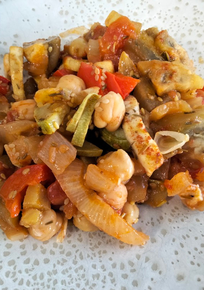 Una foto de Garbanzos salteados con verduras