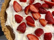 Una foto de tarta de frutilla