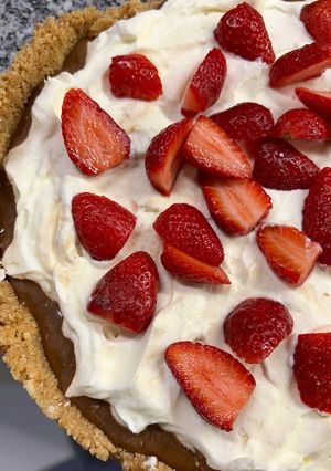 Una foto de Tarta de crema, dulce de leche y frutillas 🍓