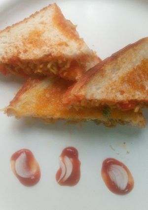 मैगी नूडल्स सैंडविच (maggi noodles sandwich recipe in Hindi) रेसिपी मुख्य फोटो