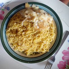 A picture of Noddles and fried egg.
